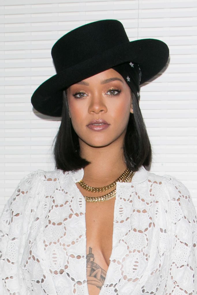 Rihanna portant un chapeau Dior par Stephen Jones en 2017 à Paris. Photo by Marc Piasecki/WireImage