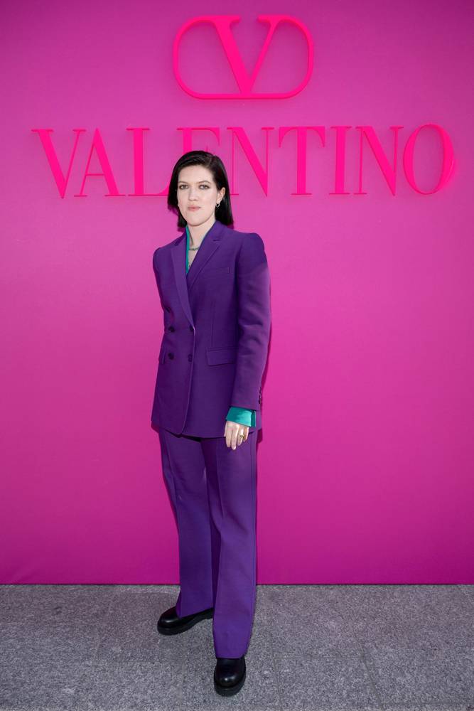 Romy Madley Croft en Maison Valentino Essentials au défilé Valentino automne-hiver 2022-2023 “Pink PP” au Carreau Du Temple, Paris. Valentino/SGPItalia