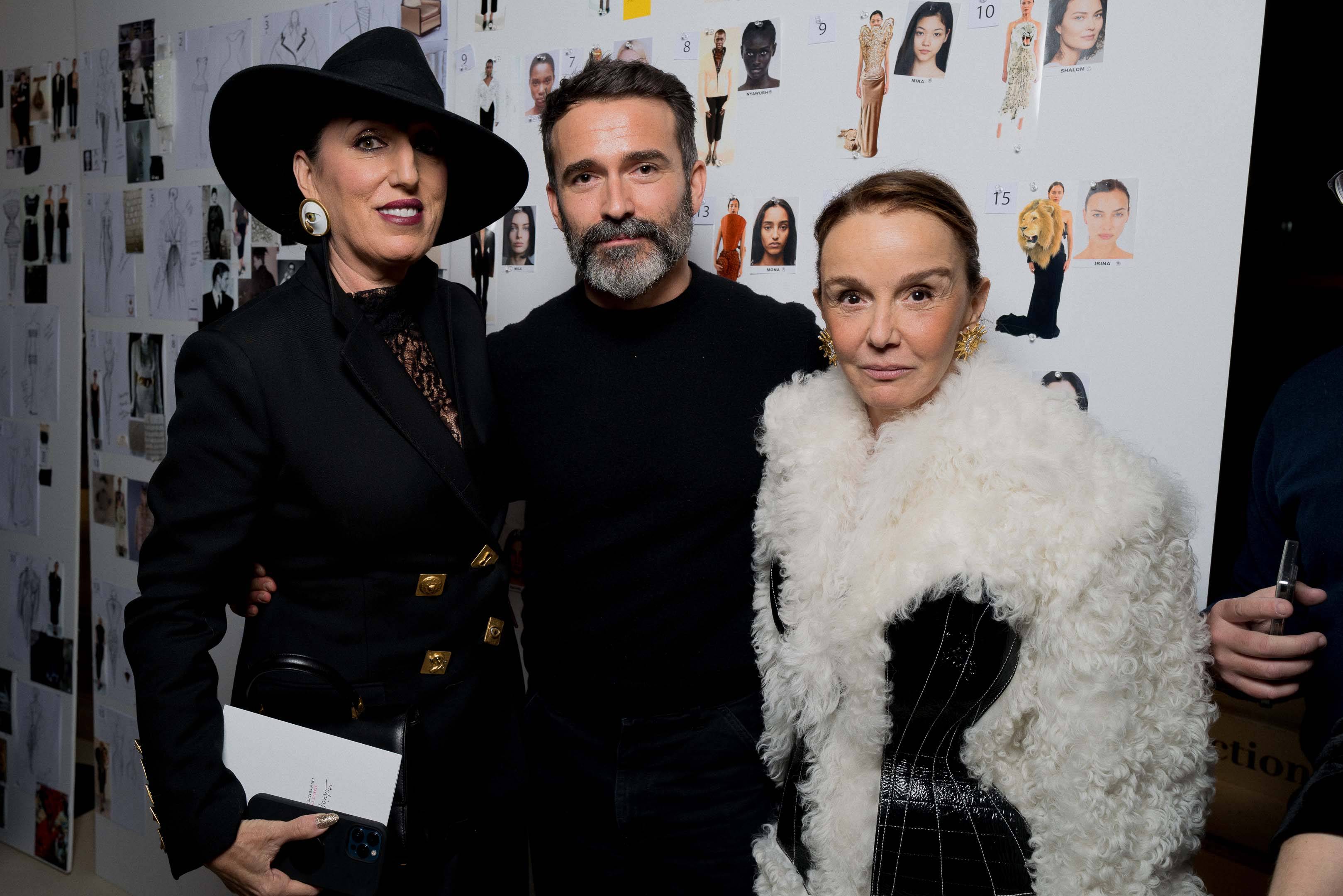 Rossy de Palma, Daniel Roseberry et Philippine Leroy-Beaulieu au défilé Schiaparelli haute couture Printemps-été 2023