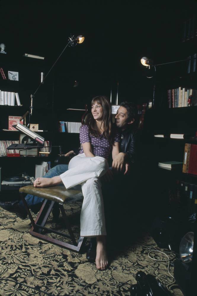 Serge Gainsbourg et Jane Birkin chez eux, rue de Verneuil, à Paris, en janvier 1972. Photo par Alain Dejean/Sygma via Getty Images
