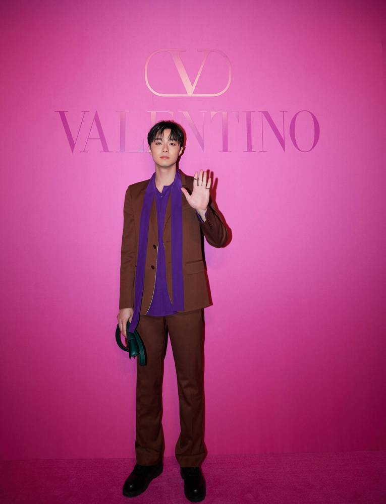 Shi Bo Yu en Maison Valentino Essentials au streaming du défilé Valentino automne-hiver 2022-2023 “Pink PP”, Shanghaï. Courtesy of Valentino