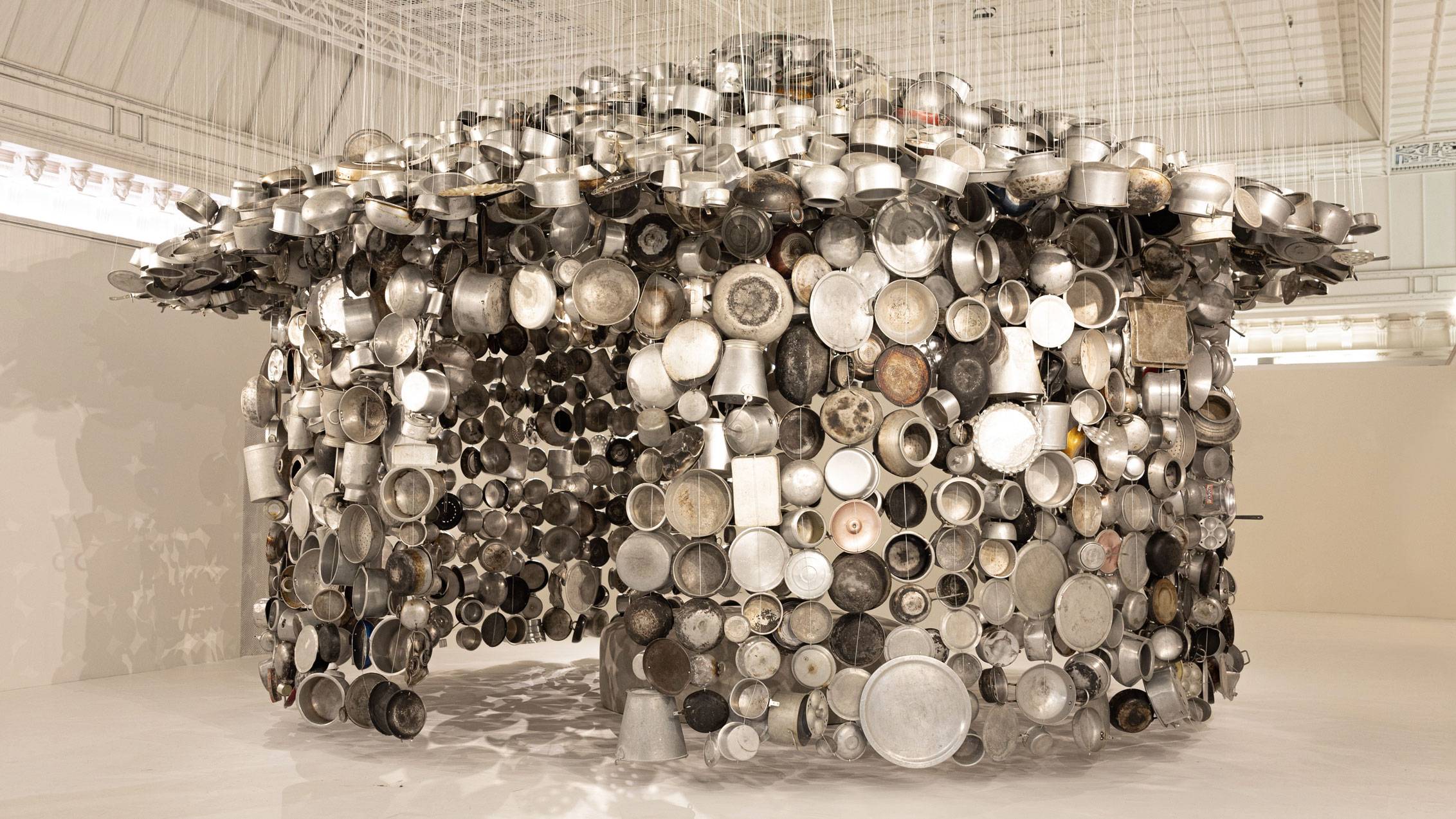 L’artiste Subodh Gupta déverse une cascade de miroirs au Bon Marché