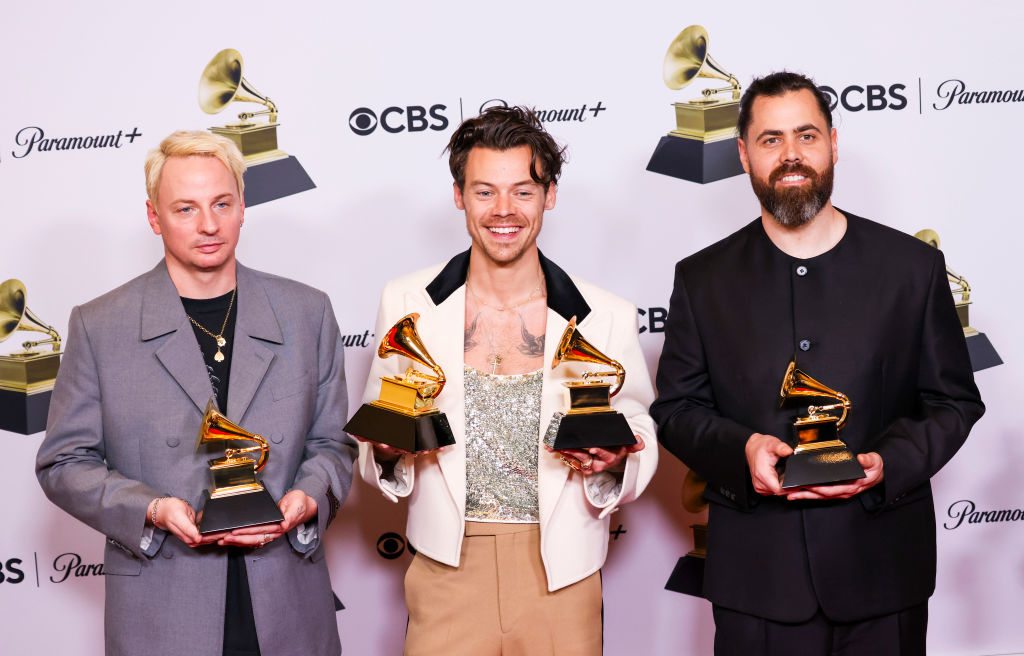 Kid Harpoon, Harry Styles et Tyler Johnson à la cérémonie des Grammy Awards 2023. Photo by Jay L. Clendenin / Los Angeles Times via Getty Images