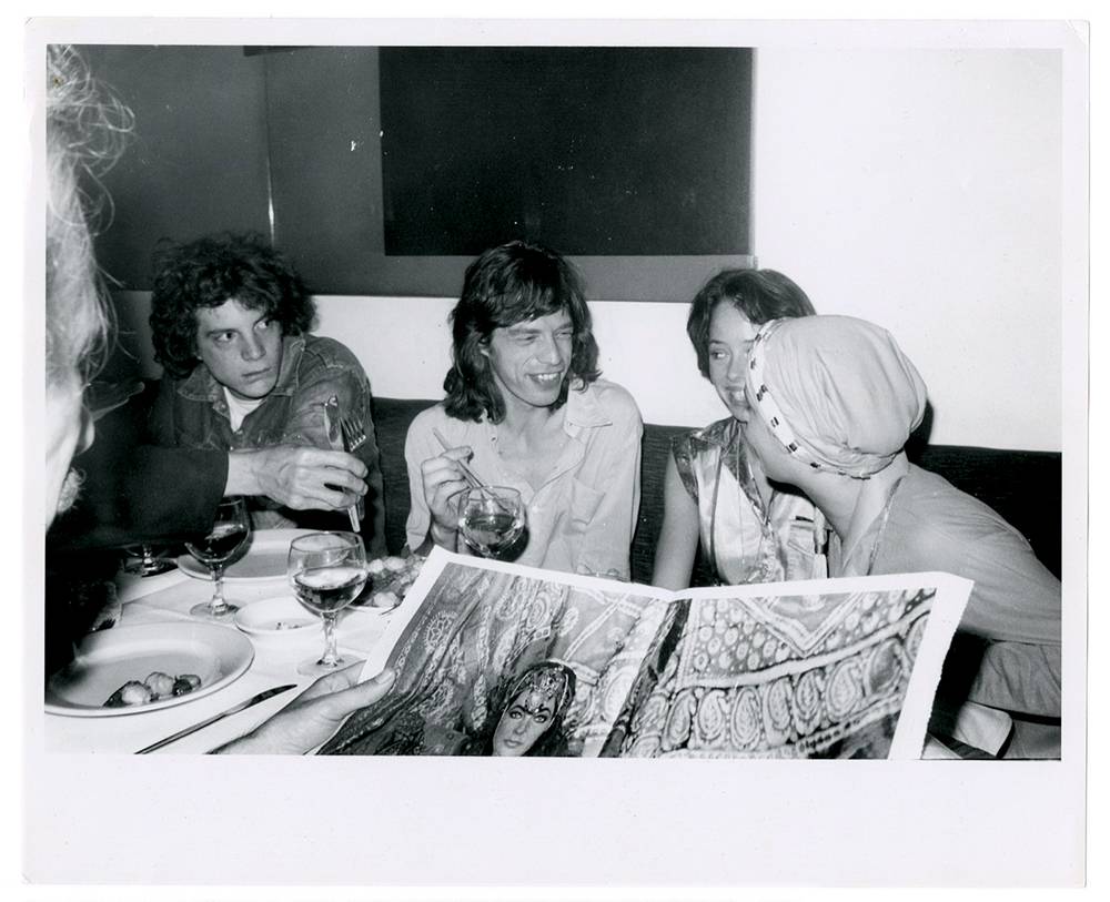 Bob Colacello, “John Paul Getty III, Mick Jagger, Mackenzie Phillips, Nicky Waymouth Lane, Mr. Chow, London” (1978). © Bob Colacello. Courtesy of the artist.