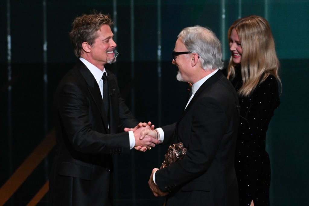 Bradi Pitt et Virginie Efira remettant un César d'honneur à David Fincher à la 48e cérémonie des César. Photo by Stephane Cardinale - Corbis/Corbis via Getty Images