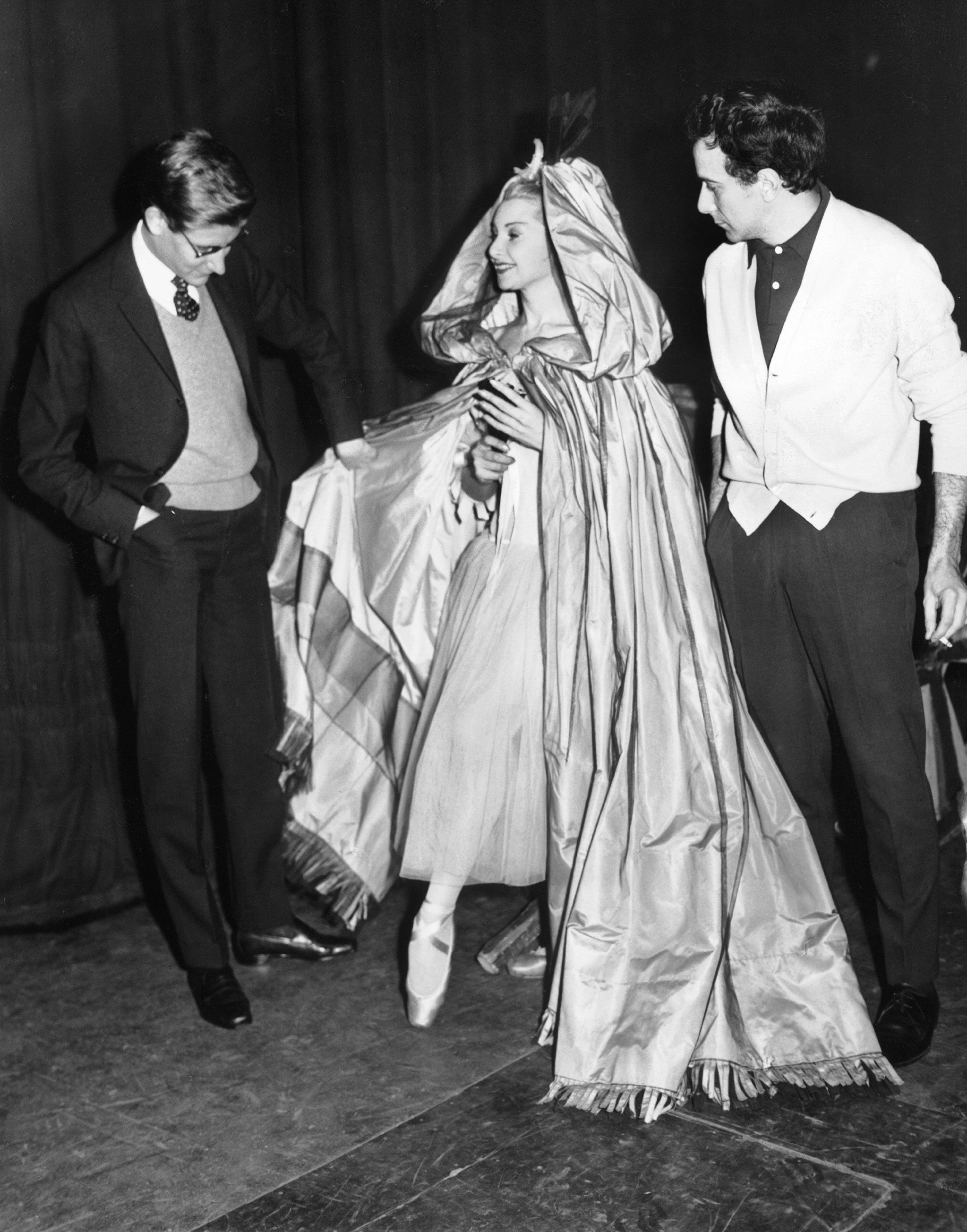 Yves Saint Laurent, Colette Marchand et Roland Petit In 1959 aux répétitions du Ballet de Paris. © Photo by Keystone-France/Gamma-Keystone via Getty Images