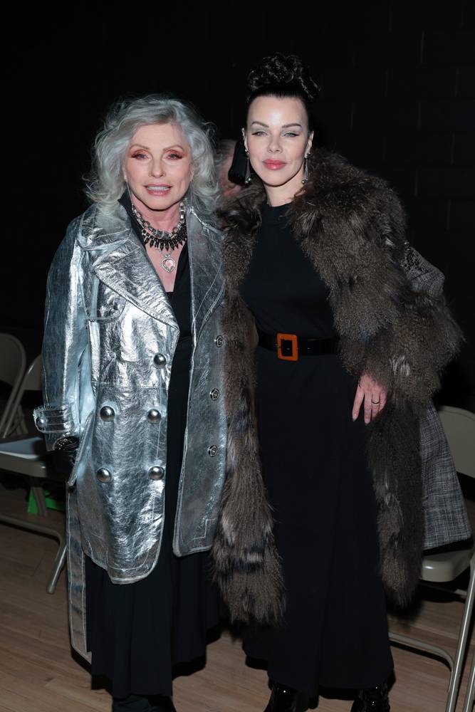Debbie Harry et Debi Mazar au défilé Marc Jacobs