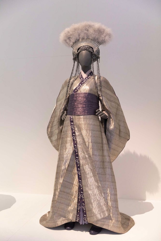 Costume de la reine Apailana dans Star Wars © The Lucas Museum of Narrative Art © and ™ 2022 Lucasfilm Ltd. All rights reserved Photo : © Victoria and Albert Museum, London