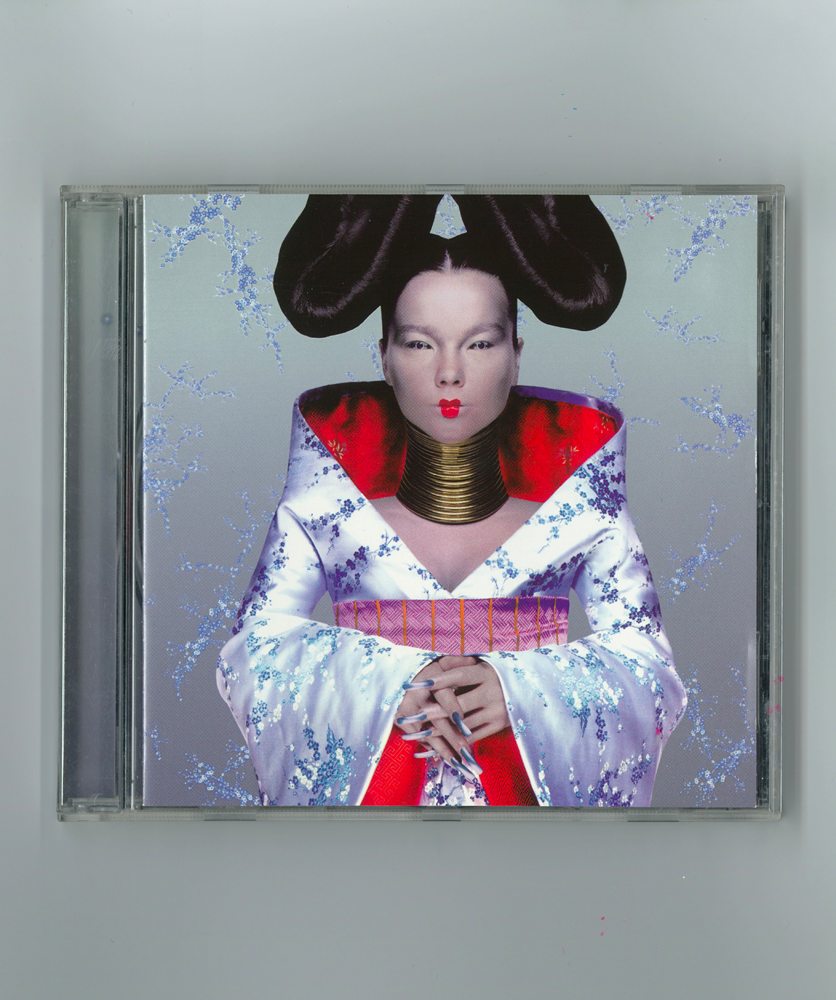 Björk, pochette de l’album "Homogenic", 1997. Stylisme Alexander McQueen, photo Nick Knight © Nick Knight / Courtesy of Björk