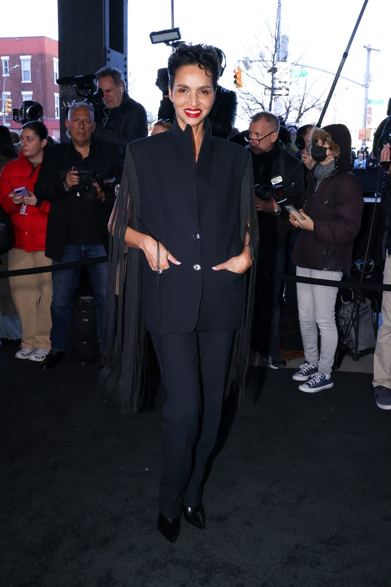 Farida Khelfa au défilé Michael Kors automne-hiver 2023-2024 à la Fashion Week de New York.