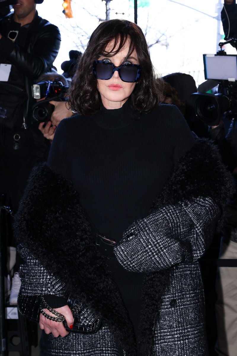 Isabelle Adjani au défilé Michael Kors automne-hiver 2023-2024 à la Fashion Week de New York.