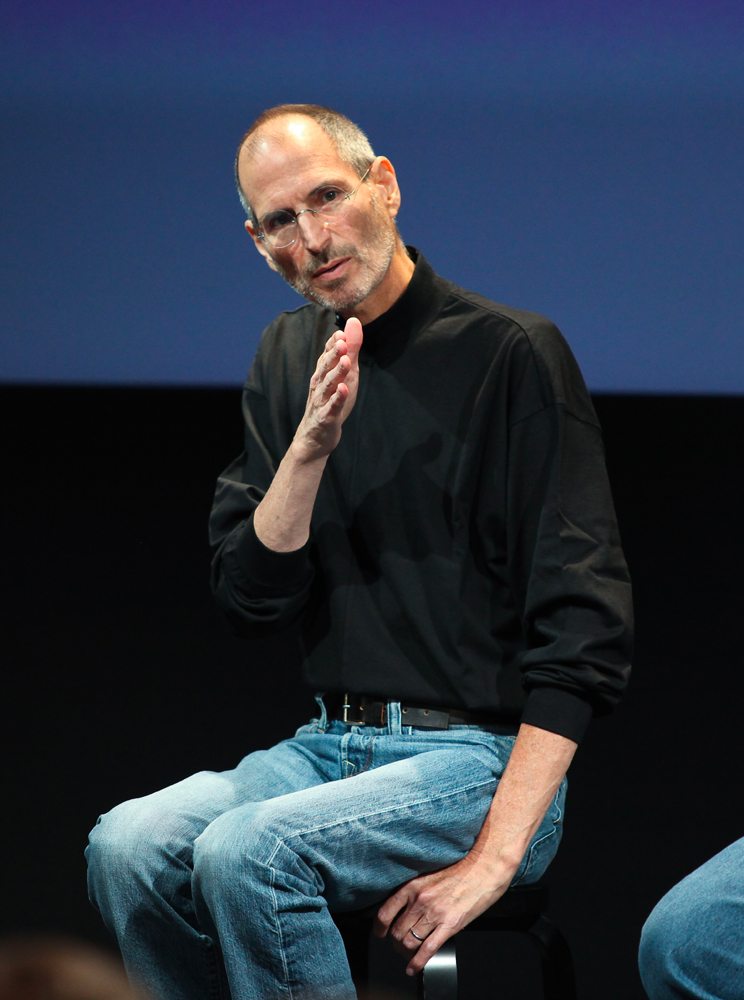 Steve Jobs en levi's 501 lors d'une conférence de presse au siège d'Apple à Cupertino, Californie en 2008. Photo by David Paul Morris/Getty Images