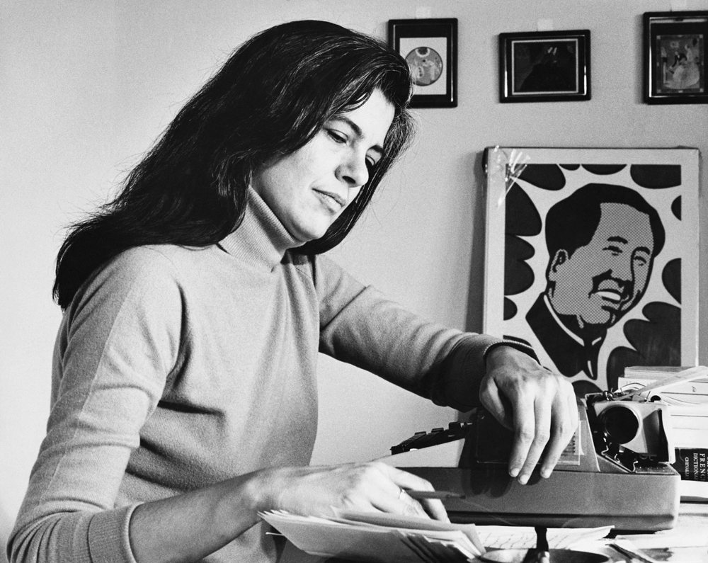 Photographie de 1971 de Susan Sontag en train d'écrire à son bureau. Photo par Jim Cartier ©Getty Images / Photo Researchers History