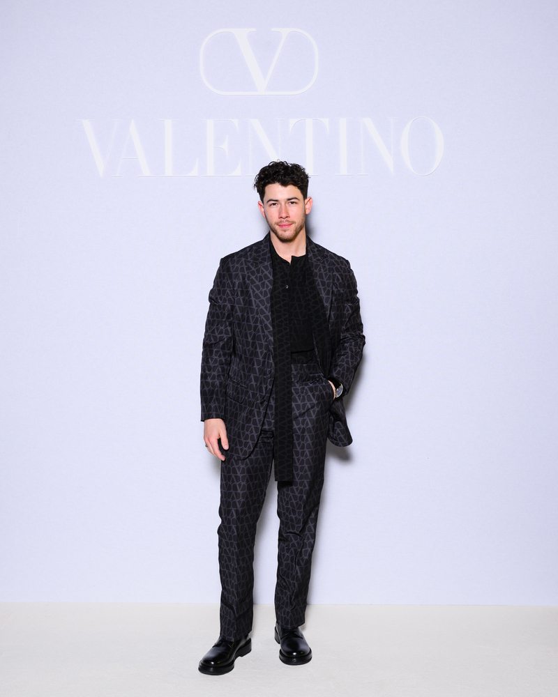Nick Jonas au défilé Valentino automne-hiver 2023-2024