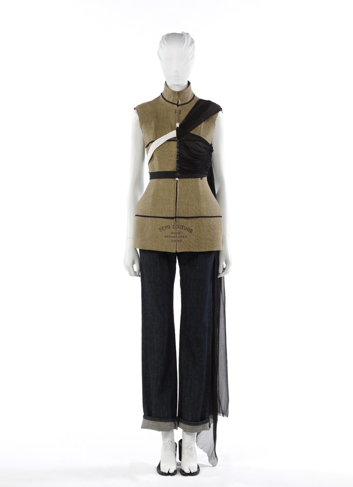 Martin Margiela, ensemble veste jean et semelles de tabis, prêt-à-porter Printemps-été 1997, collection « Stockman ». Collection du Palais Galliera.