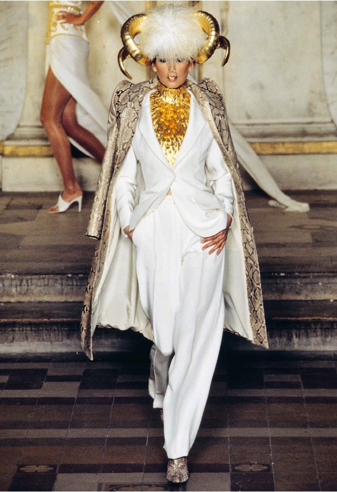 Givenchy par Alexander McQueen, ensemble, haute couture Printemps-été 1997, collection "The search of the Golden Fleece". Vogue Runway / Archives Condé Nast.