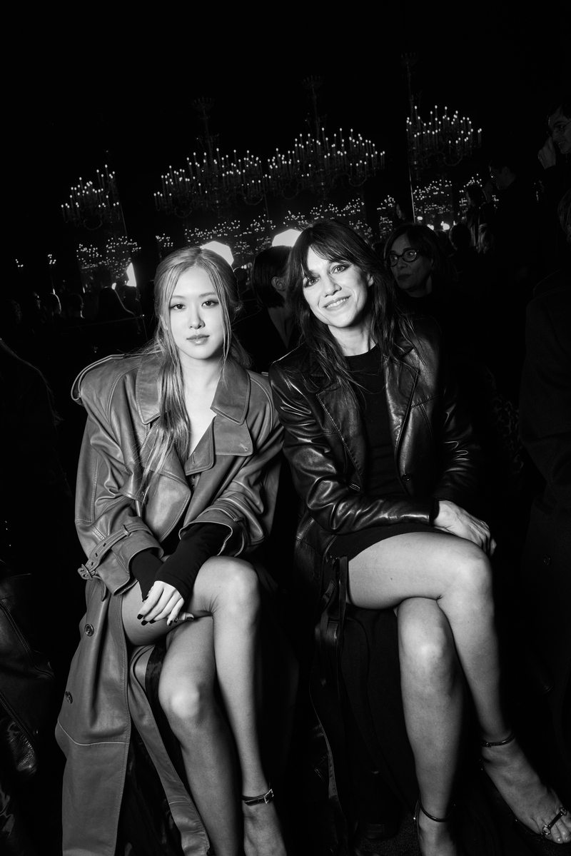 Rosé et Charlotte Gainsbourg au défilé Saint Laurent automne-hiver-2023-2024