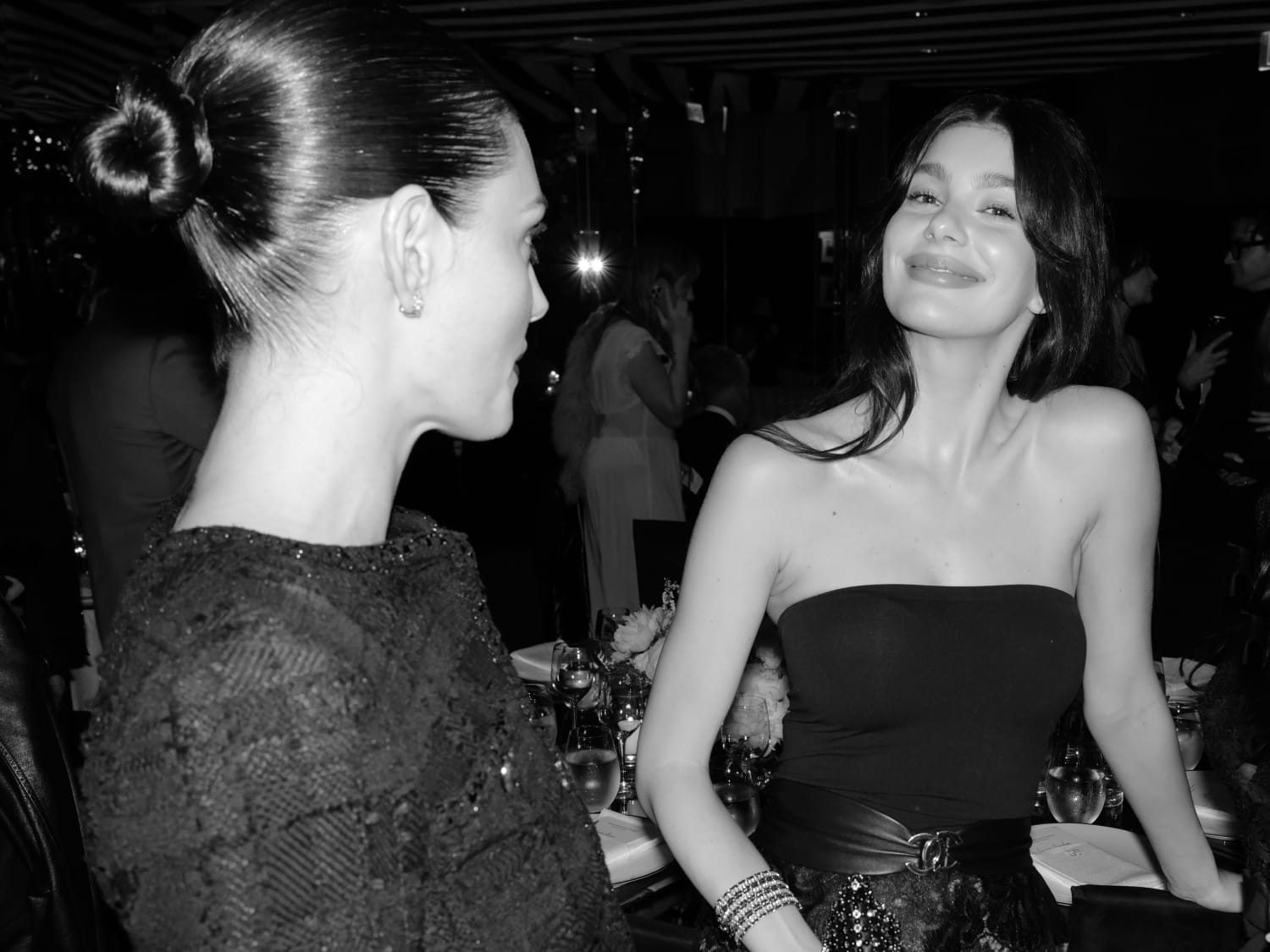 Phoebe Tonkin et Camila Morrone au dîner pré-Oscars Chanel et Charles Finch 