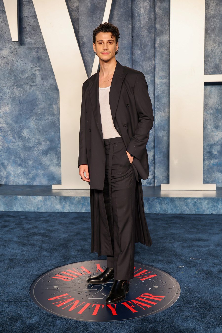 Adam DiMarco en Dior à l'after party Vanity Fair des Oscars 2023