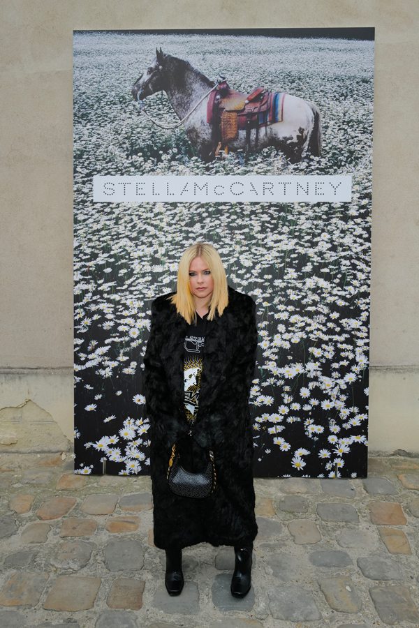Avril Lavigne au défilé Stella McCartney automne-hiver 2023-2024