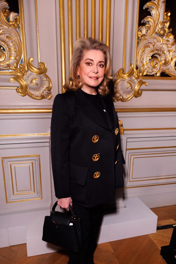 Catherine Deneuve au défilé Louis Vuitton automne-hiver 2023-2024