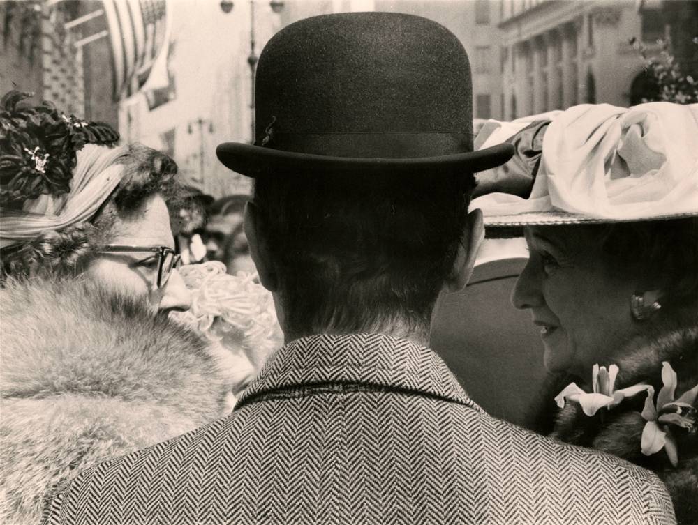 Fifth Avenue (man with two ladies, 1959) © Estate Leon Levinstein / Howard Greenberg Gallery, NY / Les Douches la Galerie, Paris