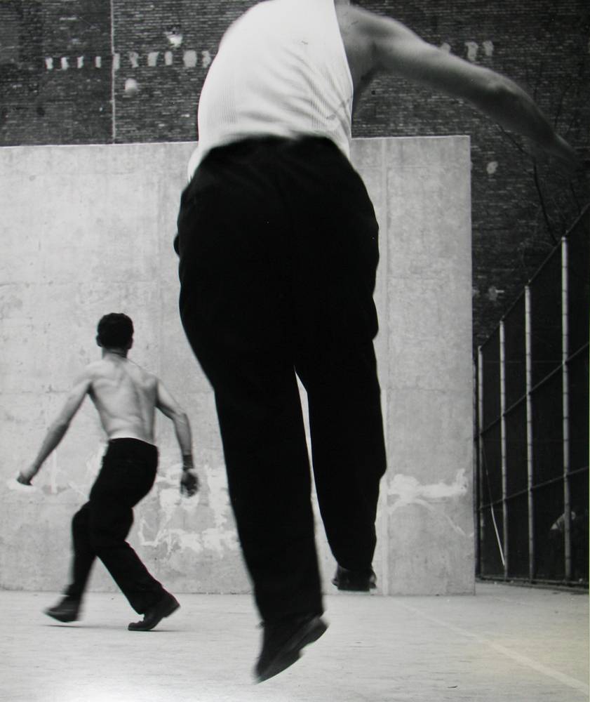 Handball Players, Houston Street, New York (1969) © Estate Leon Levinstein / Howard Greenberg Gallery, NY / Les Douches la Galerie, Paris