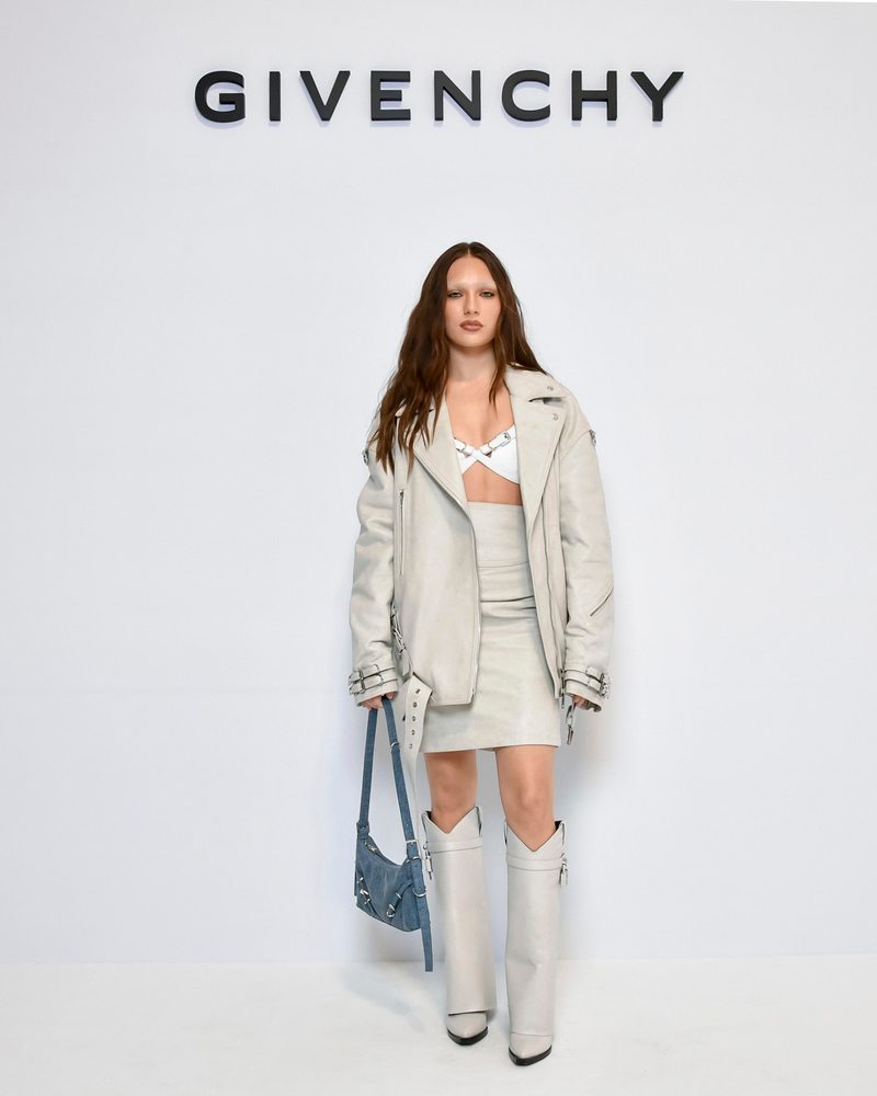 Maddie Ziegler au défilé Givenchy automne-hiver 2023-2024
