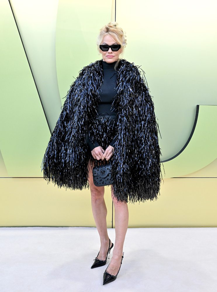 Pamela Anderson au défilé Versace automne-hiver 2023-2024 