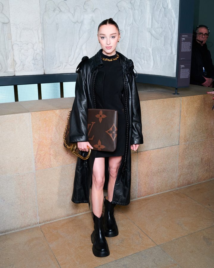 Phoebe Dynevor au défilé Louis Vuitton automne-hiver 2023-2024