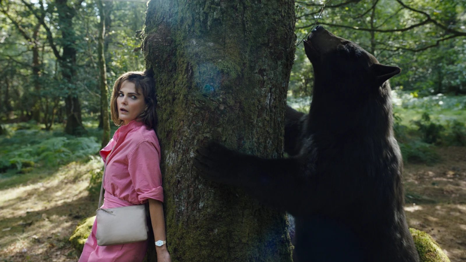 Keri Russell chassée par un ours dans Crazy Bear (2023)