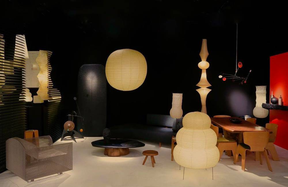 Lampes Akari par Isamu Noguchi. Vue du stand de la Wa Design Gallery au PAD Paris 2023.