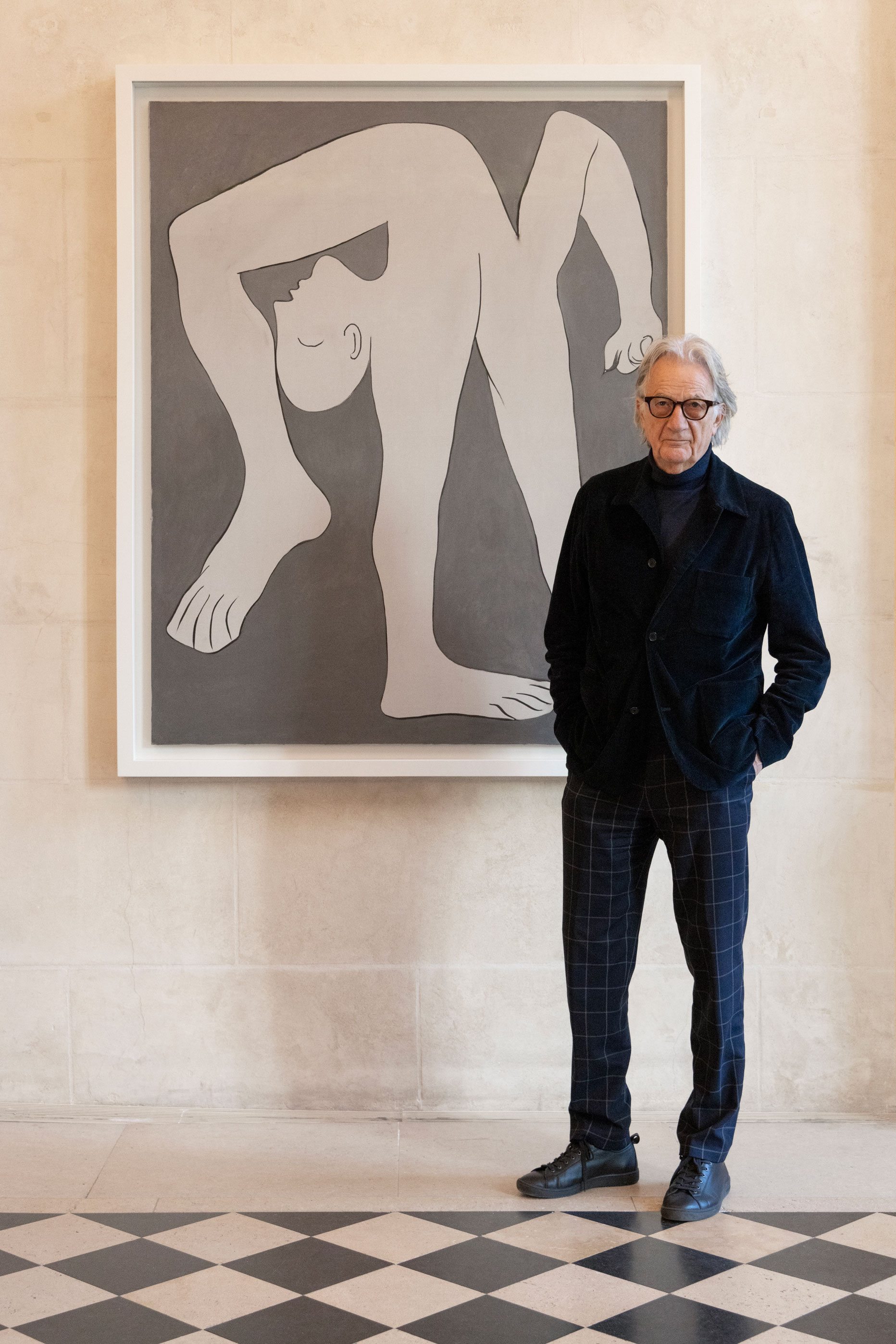 Portrait of Paul Smith in front of "L'Acrobate" by Pablo Picasso (1930)