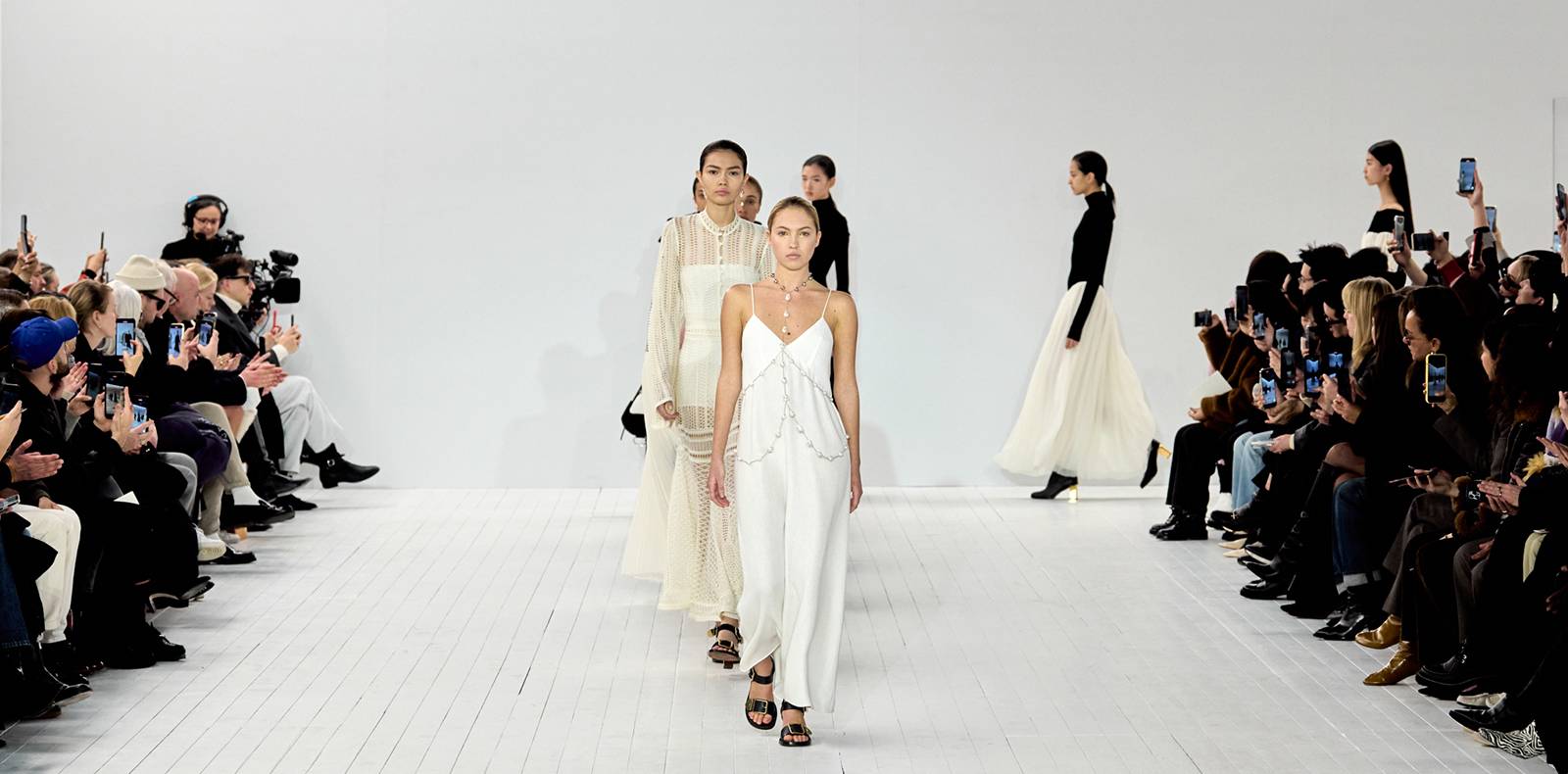 Paris Fashion Week: livestream the Fall-Winter 2023-2024 Haute Couture shows  