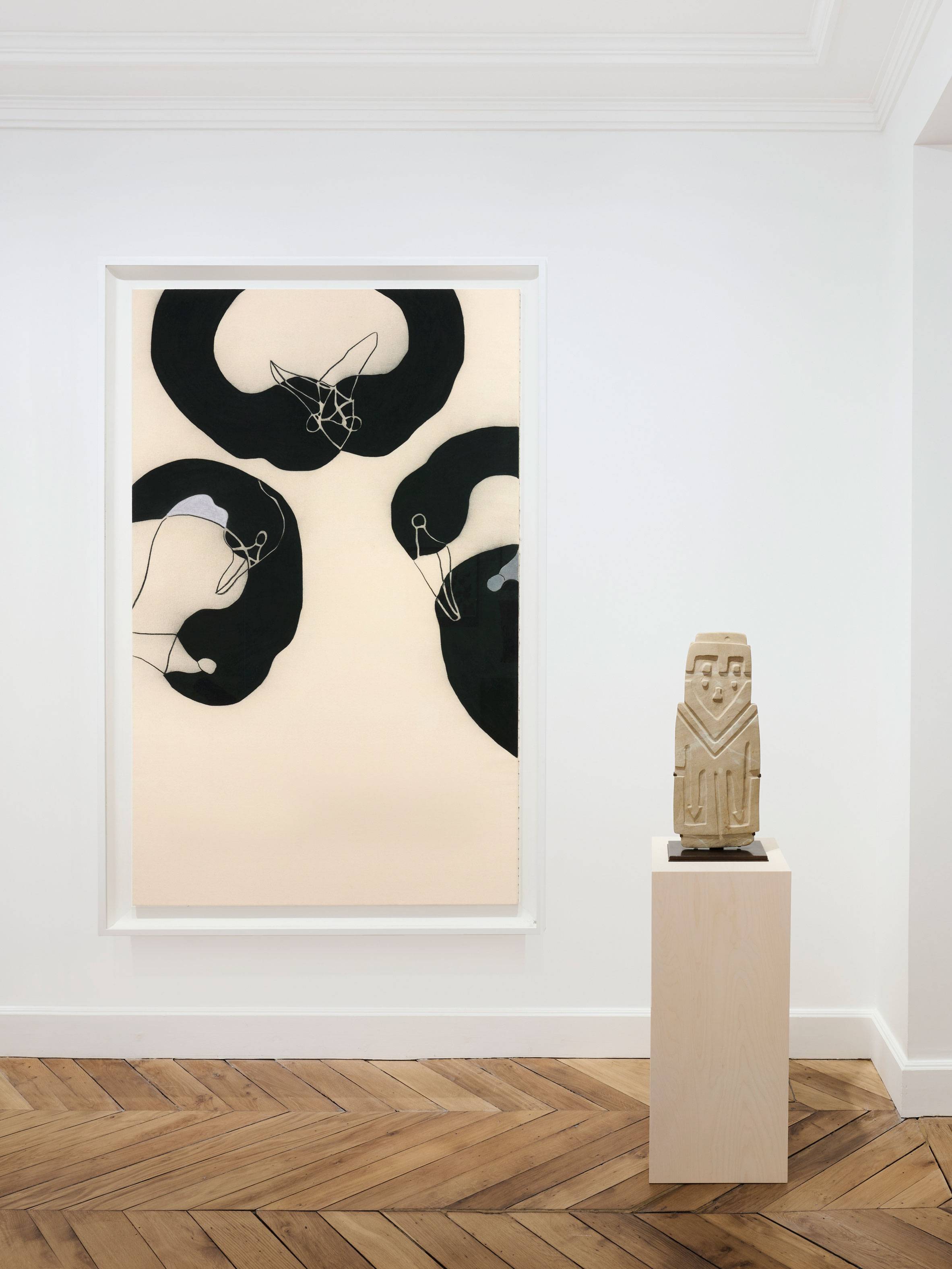 À gauche : Gary Hume, Swans IV (Drawing), 2021. Charcoal and pastel on canvas, in artist's frame. 195 x 128 x 7,6 cm © Gary Hume. All Rights Reserved, DACS 2023. 
À droite : Valdivia Culture, Owl Effigy, Ca. 2500BC. Stone. 58 x 23 x 10,8 cm © Paul Hughes Fine Art/Photo : White Cube (Fabrice Gousset)
