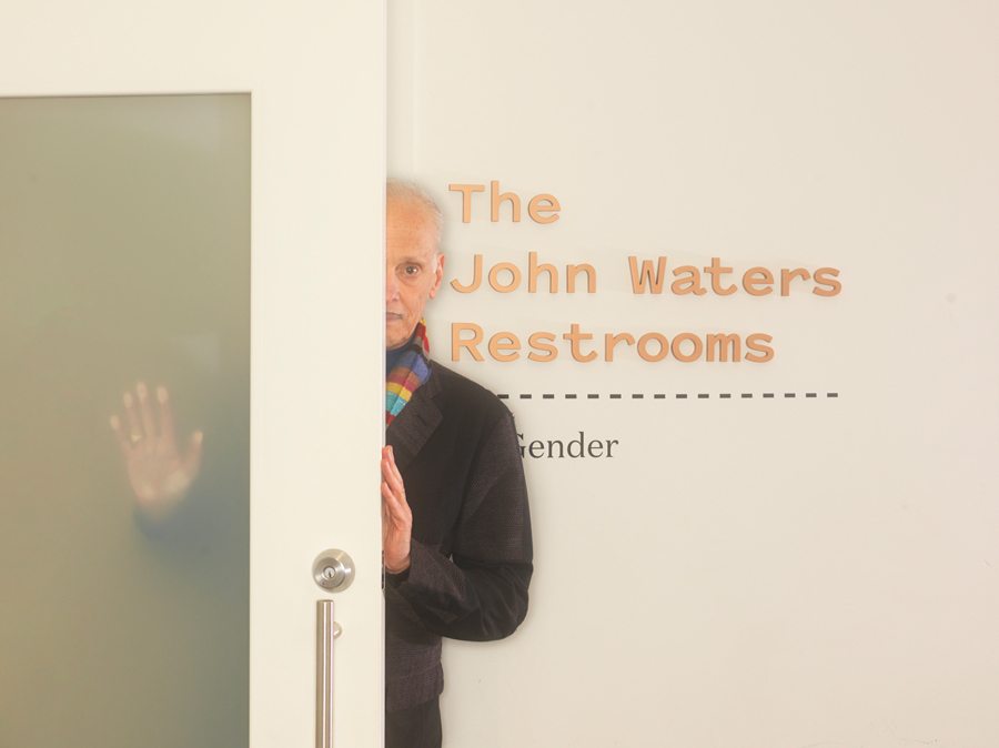 Waters aux toilettes du Baltimore Museum of Art, renommées en son honneur suite à sa donation au musée. Photographie de Matt Grubb pour Art Basel.