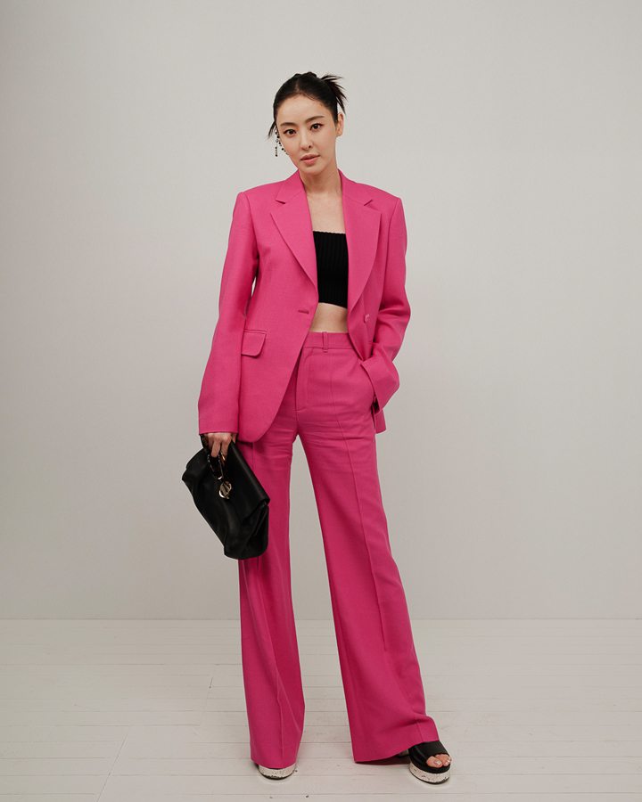 Dahee Lee at the Chloé Fall-Winter 2023-2024 show 