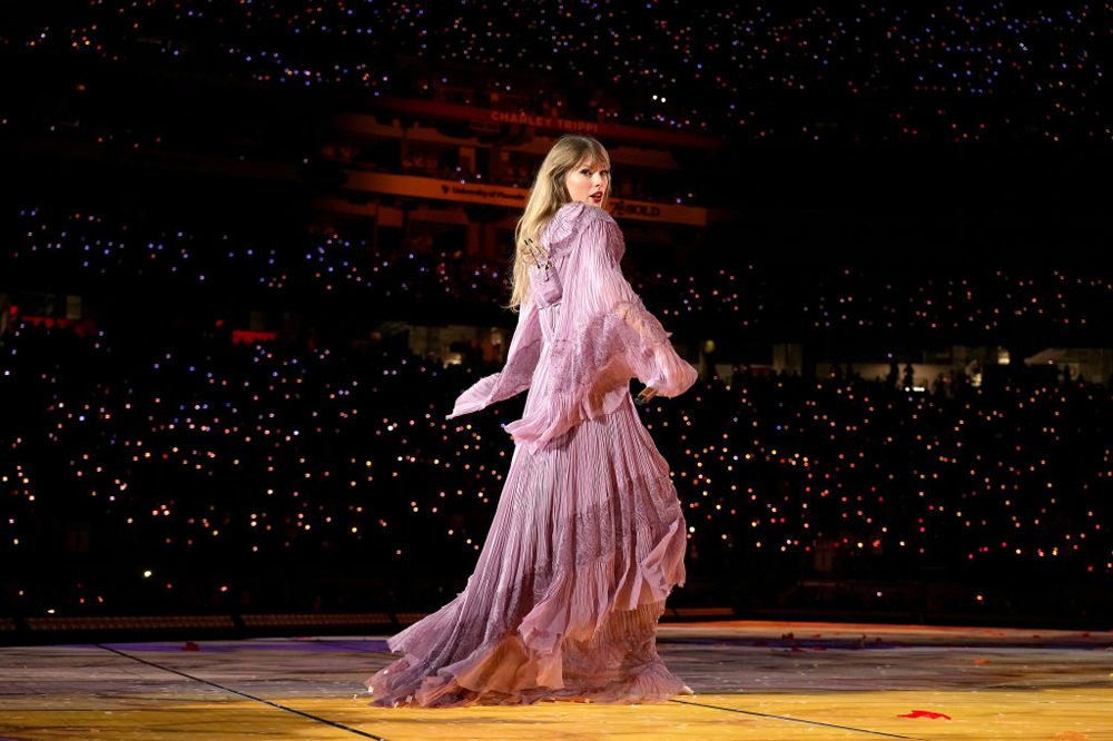 Taylor Swift en robe Alberta Ferretti lors de sa tournée Eras Tour ©Photo by Kevin Mazur/Getty Images 