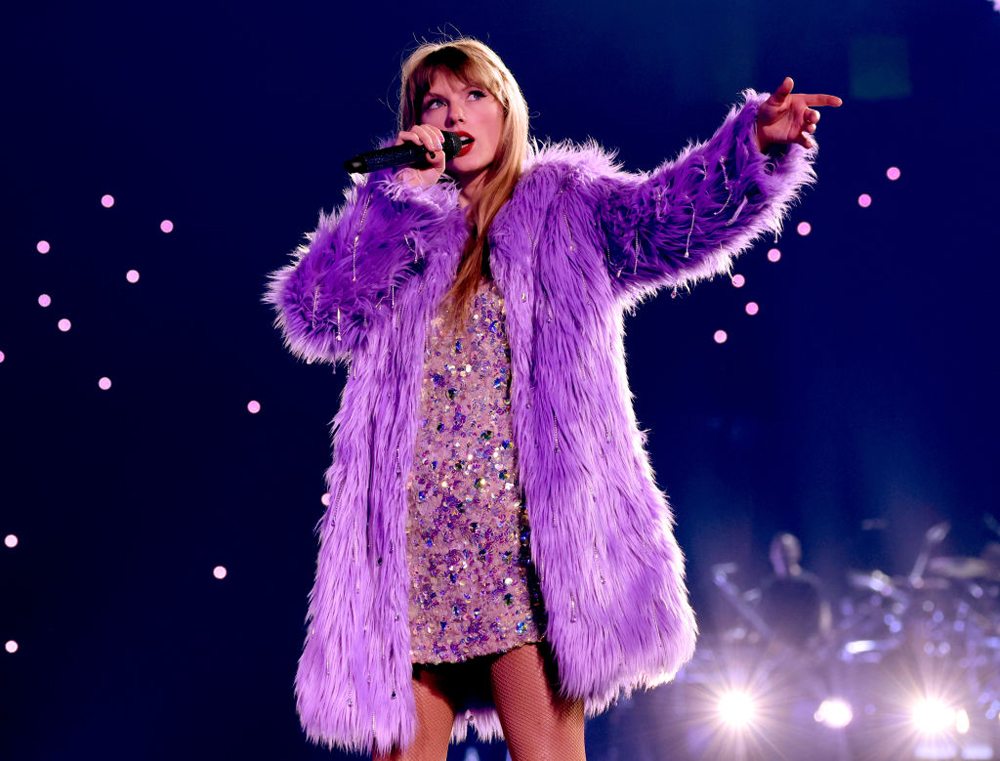 Taylor Swift en fausse fourrure Oscar de la Renta lors de sa tournée Eras Tour ©Photo by John Shearer/Getty Images