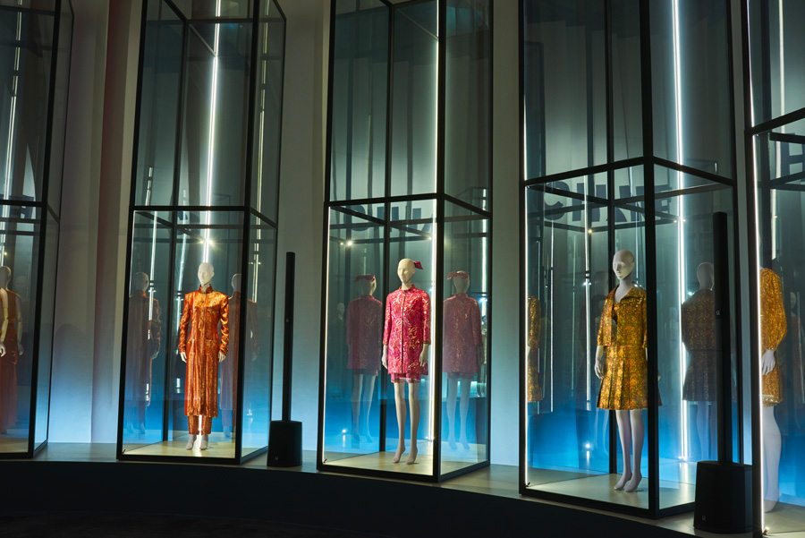 L’exposition “India in Fashion: The Impact of Indian Dress and Textile on the Fashionable Imagination” au Nita Mukesh Ambani Cultural Centre (NMACC) à Mumbai. Ensembles from the Chanel section of the exhibition.