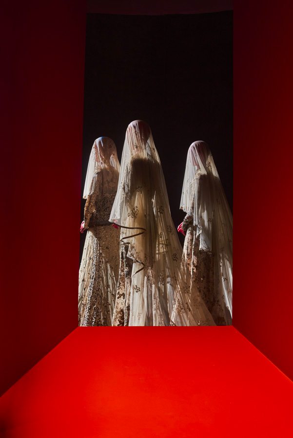 L’exposition “India in Fashion: The Impact of Indian Dress and Textile on the Fashionable Imagination” au Nita Mukesh Ambani Cultural Centre (NMACC) à Mumbai. Sabyasachi : Asymmetrical Kedia, tulle lehenga and veil from the ‘Bater’ collection, July 2015. Flapper styled gown with an extended tulle gilet and a veil with engineered flower motifs from the Opium collection, August 2013. Fluted tulle gown with turn of the century corsetry, an embroidered veil with floral appliqués created with French knots and bullion from the Bater collection. July 2015. Courtesy of Sabyasachi, Designer.