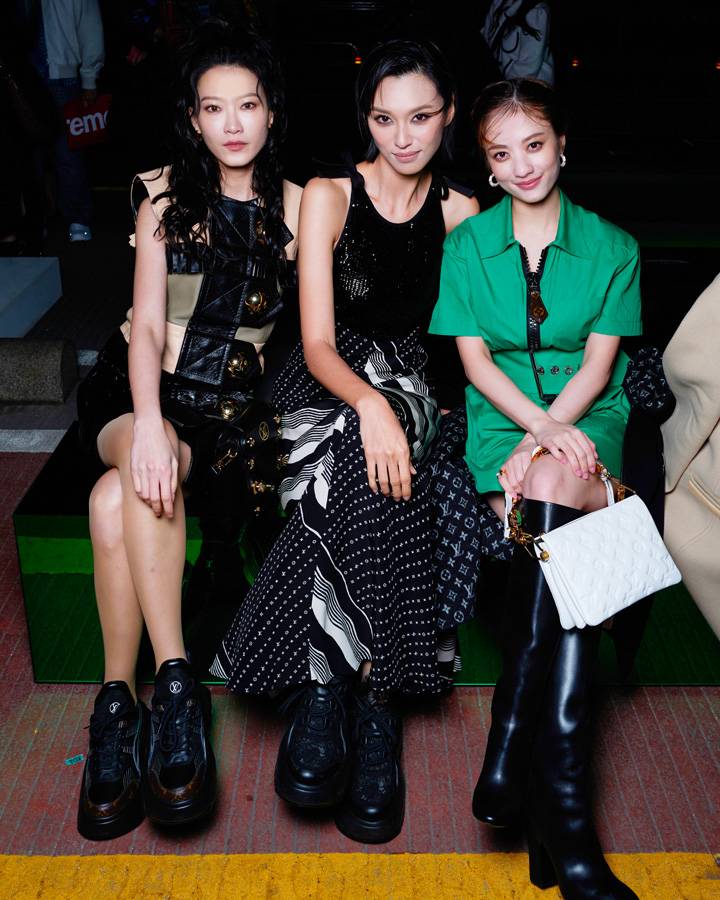 Fish Liew, Louise Wong et Maria Tan au défilé Louis Vuitton Pre-Fall 2023 à Séoul