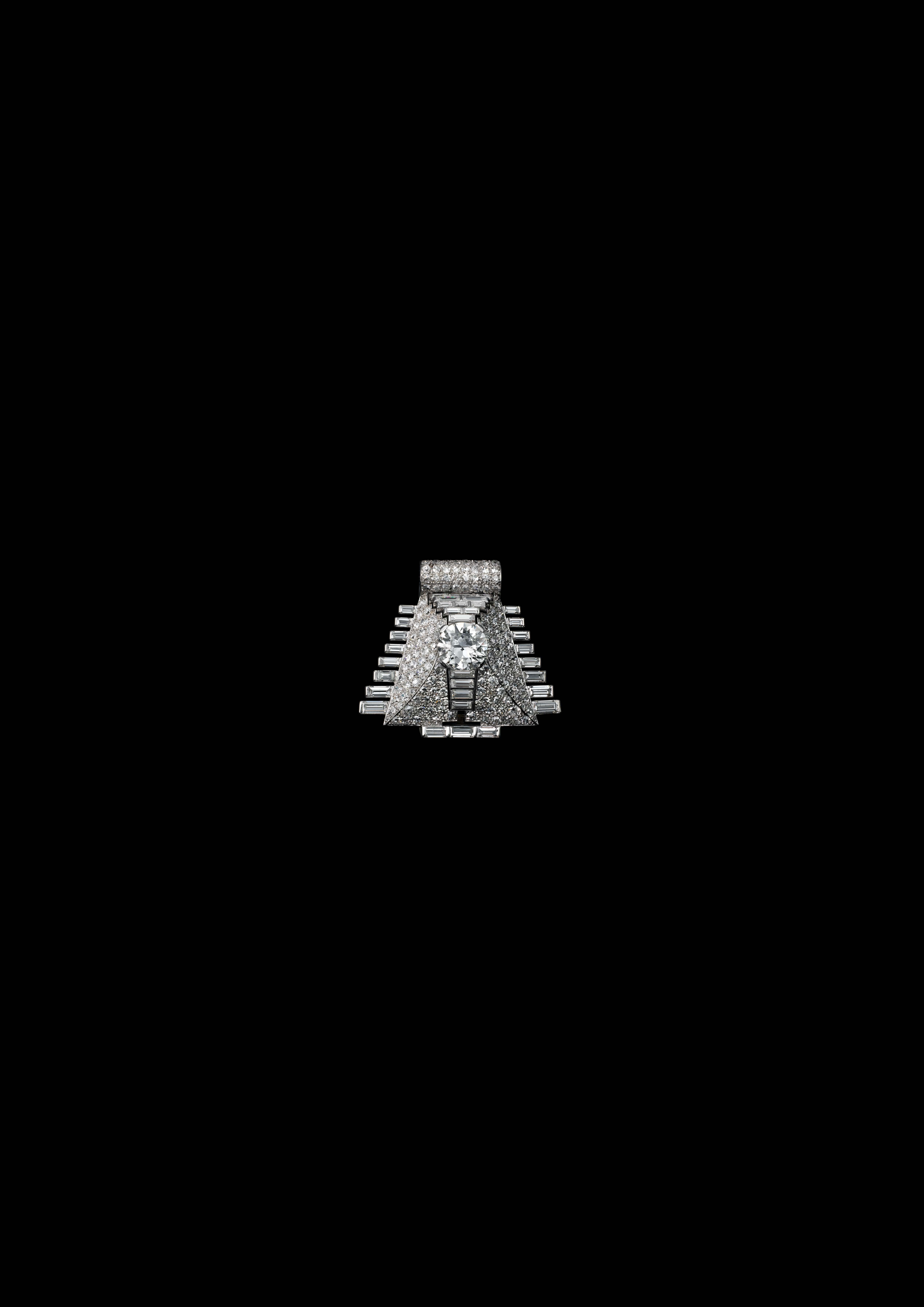 Broche-pince ‘Pyramide’, Cartier Paris, commande de 1935.
Platine, diamants ronds taille ancienne, dont un de 4,20 carats environ, diamants taille baguette et 8/8. Photo : Vincent Wulveryck, Collection Cartier © Cartier