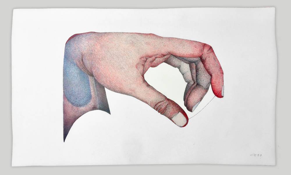 Claudia Huidobro, “Main” (2022). Feuille en porcelaine et crayon de couleur.
