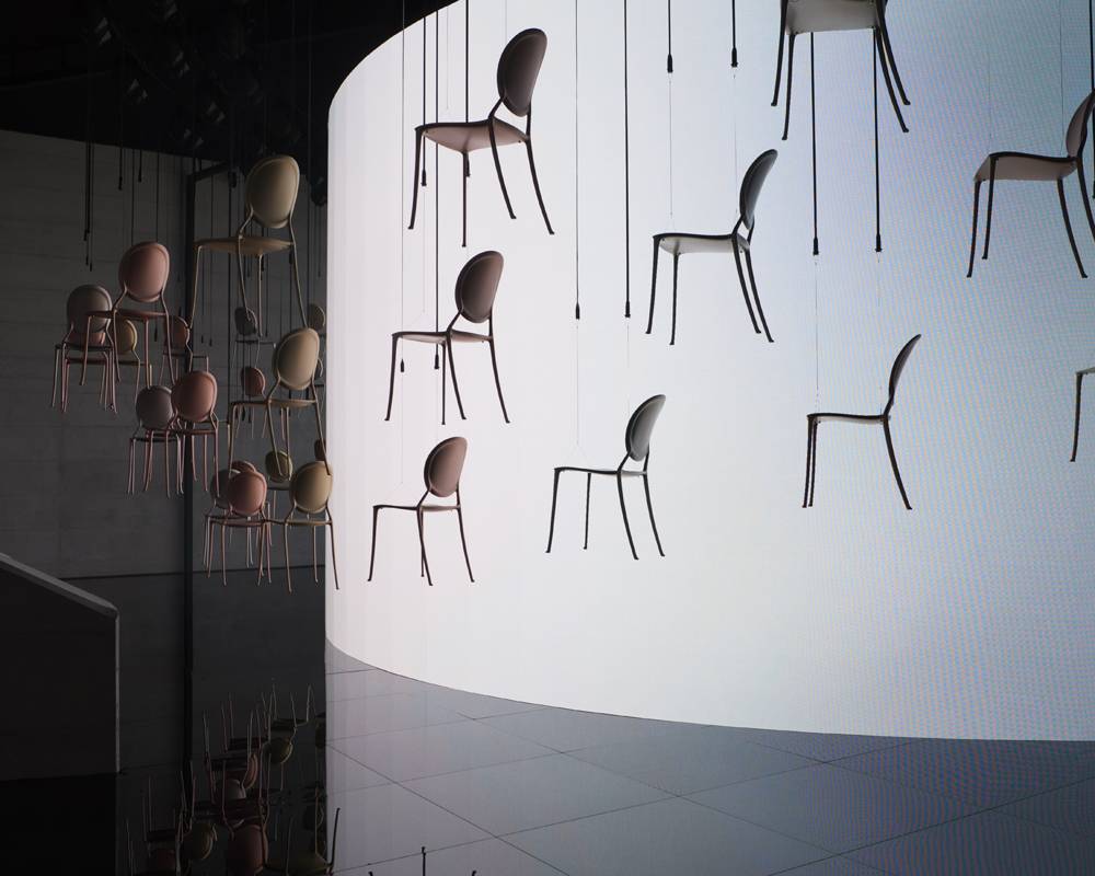 Vue de l'installation autour de la chaise Monsieur Dior par Philippe Starck au Salone del Mobile.