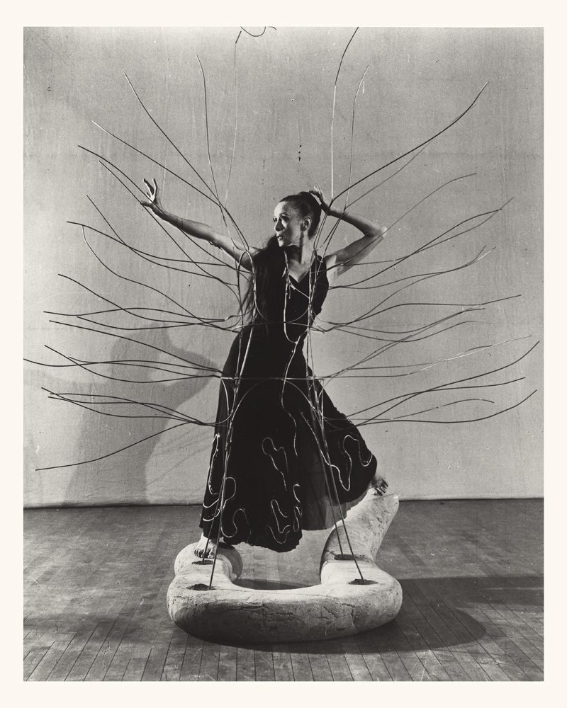 Martha Graham avec Spider Dress and Serpent d'Isamu Noguchi dans son spectacle ‘Cave of the Heart’, 1946. The Noguchi Museum Archives, 01619. © The Isamu Noguchi Foundation and Garden Museum / ARS - ADAGP, Paris, 2023