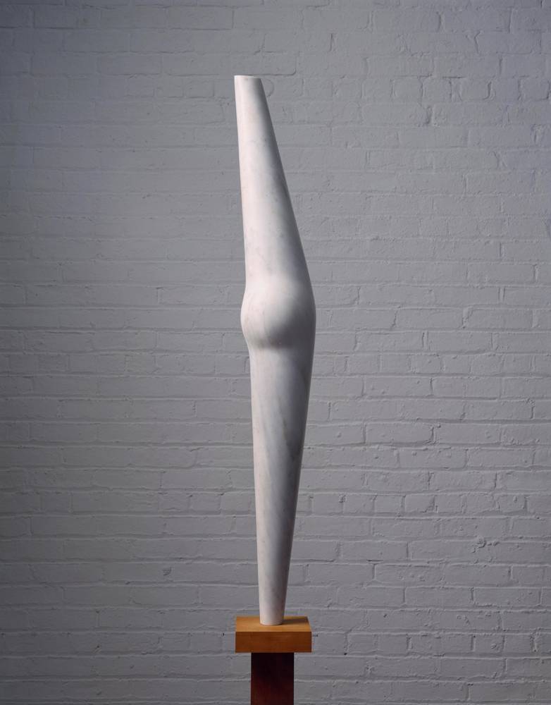   Isamu Noguchi, “Pregnant Bird” (1958). Marbre grec ; 124,8 x 17,5 x 15,9 cm. The Noguchi Museum Archives  © The Isamu Noguchi Foundation and Garden Museum / ARS – ADAGP, Paris, 2023 