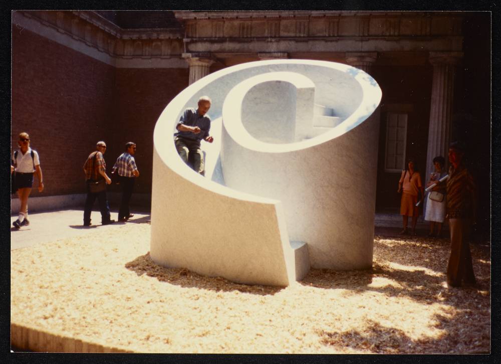 Isamu Noguchi teste Slide Mantra devant l’exposition ‘Isamu Noguchi: what is sculpture?’, Biennale de Venise, 1986. The Noguchi Museum Archives.© Michio Noguchi © The Isamu Noguchi Foundation and Garden Museum / ADAGP, Paris, 2023.