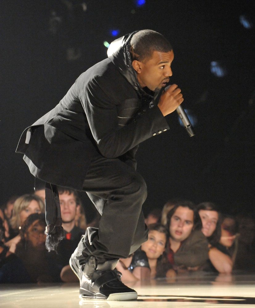 Kanye West porte le prototype des Nike Air Yeezy 1 sur la scène du Staples Center pour la 50e édition des Grammy Awards, le 10 février 2008 à Los Angeles, Californie. (Photo: Lester Cohen/WireImage).
