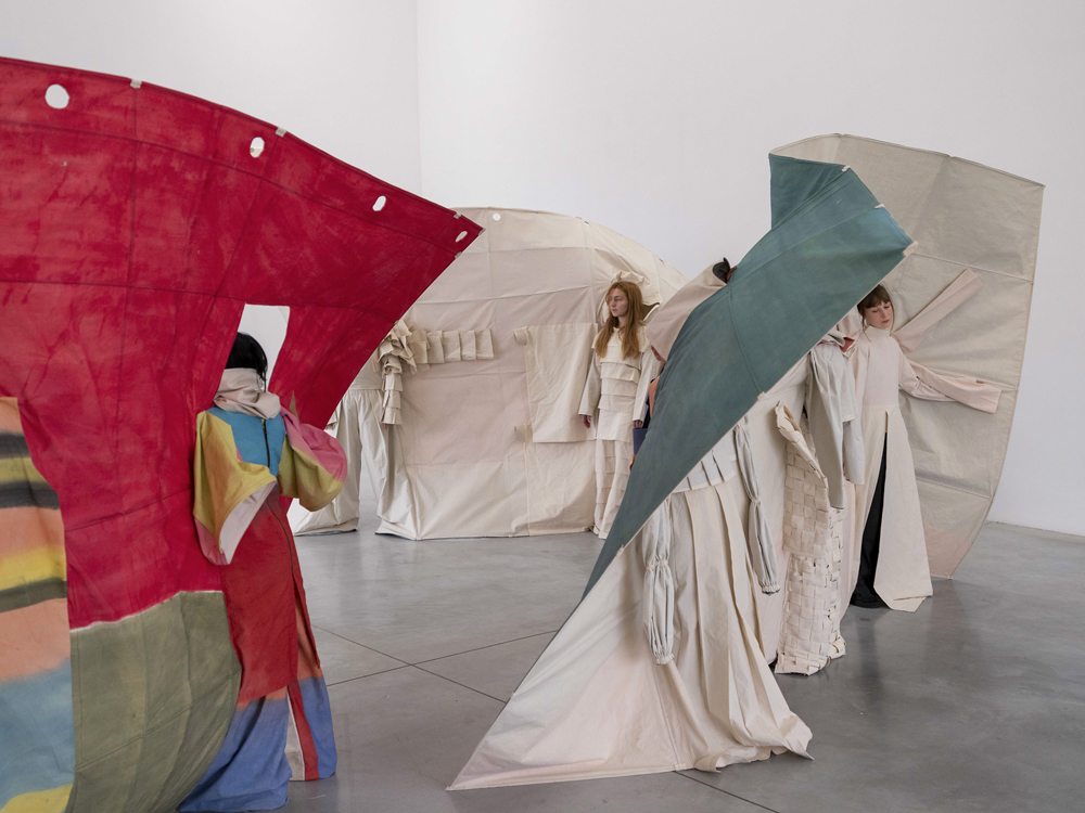 Nefeli Papadimouli, “Skinscapes (2021).  Sculptures et performances écrites. documentation de la performance : Festival PLAYGROUND, Musée M, Louvain, BE (2021) . Photo © Robin Zenner